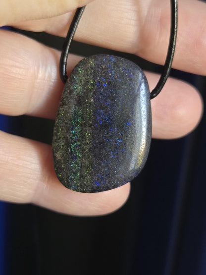 Grosser prächtiger Andamooka Boulder Opal Anhänger, Andamooka Schwarz Opal, 32 x 23 x 8 mm, gebohrt, an verstellbarem Lederband