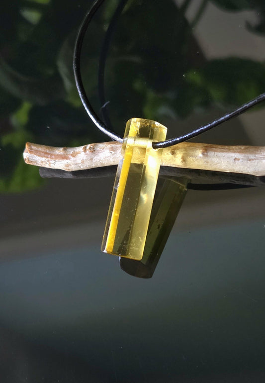 Seltener AAA Goldberyll Gold Beryll gelb Heliodor Kristall Stäbchen, Anhänger, 31 x 9 x 9 mm, gebohrt, an verstellbarem Lederband