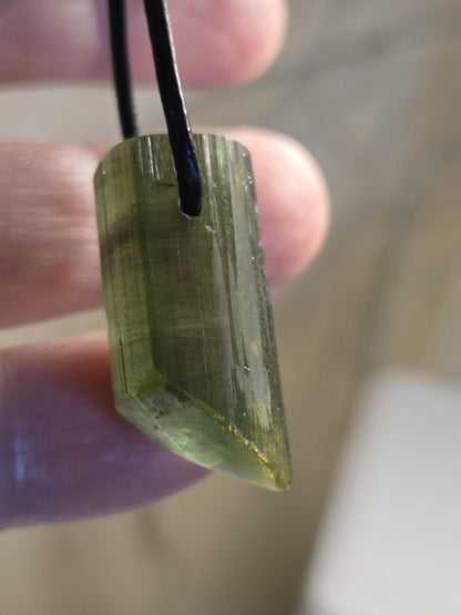 Grüner Turmalin Kristall Rohstein grün, Verdelith, mit zartem Wassermelonenkern Stäbchen, 27 x 15 x 14 mm, an verstellbarem Lederband