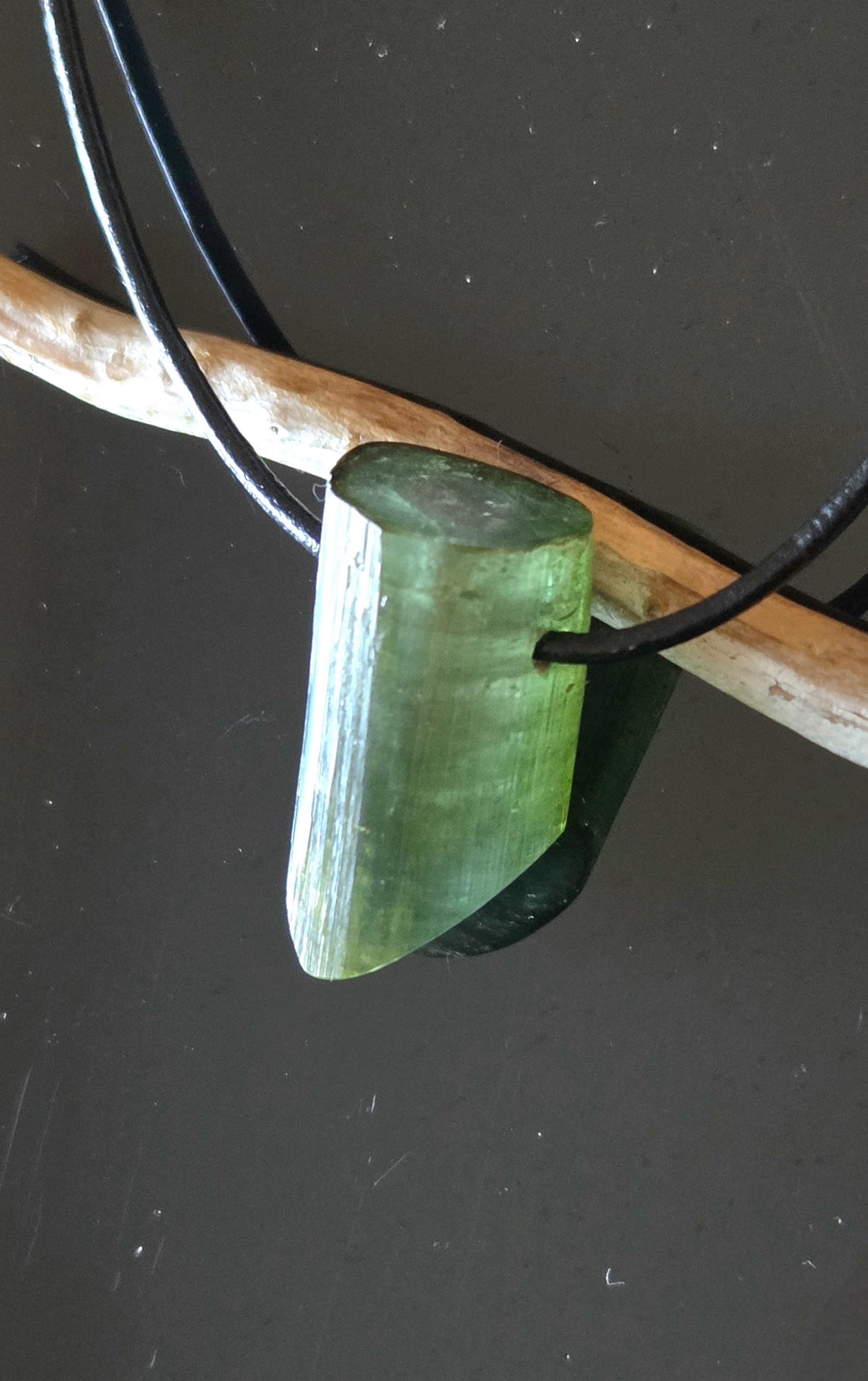 Grüner Turmalin Kristall Rohstein grün, Verdelith, mit zartem Wassermelonenkern Stäbchen, 27 x 15 x 14 mm, an verstellbarem Lederband