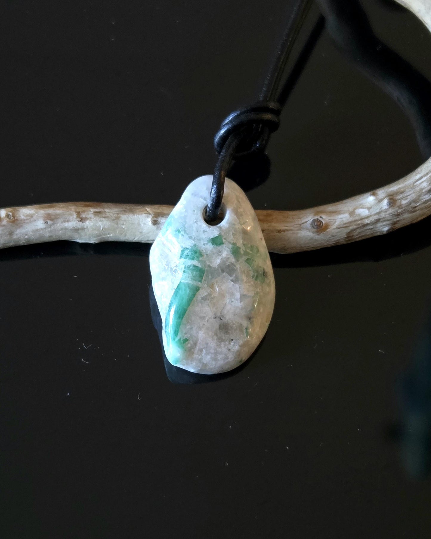 Smaragd in Quarz Muttergestein, Anhänger, 28 x 20 x 10 mm, gebohrt, an verstellbarem Lederband