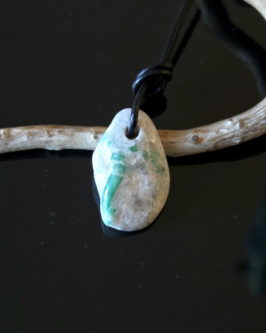 Smaragd in Quarz Muttergestein, Anhänger, 28 x 20 x 10 mm, gebohrt, an verstellbarem Lederband