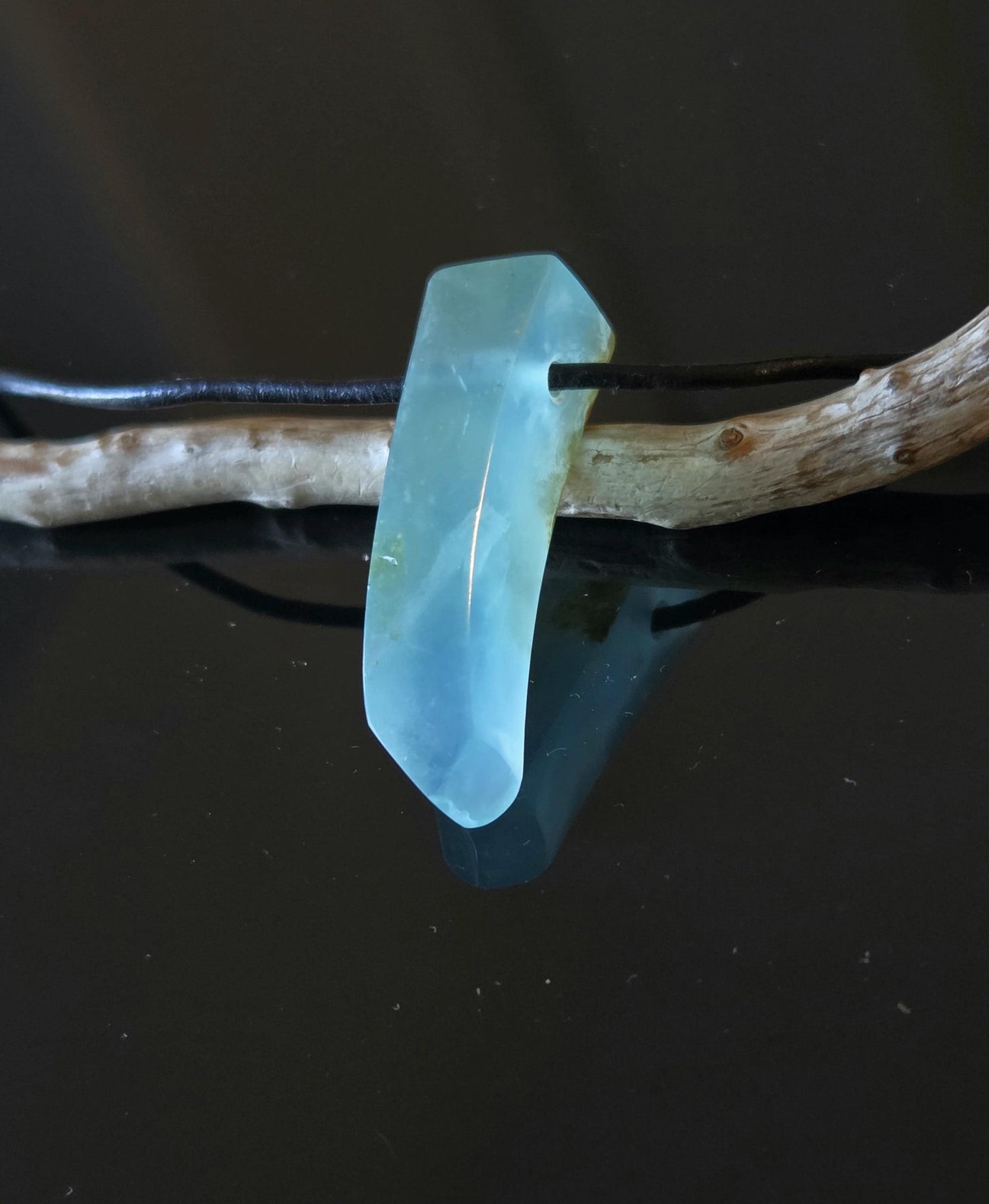 Seltener Andenopal blau Chrysopal hellblau türkis Anhänger, 36 x 10 x 10 mm, gebohrt, an verstellbarem Lederband