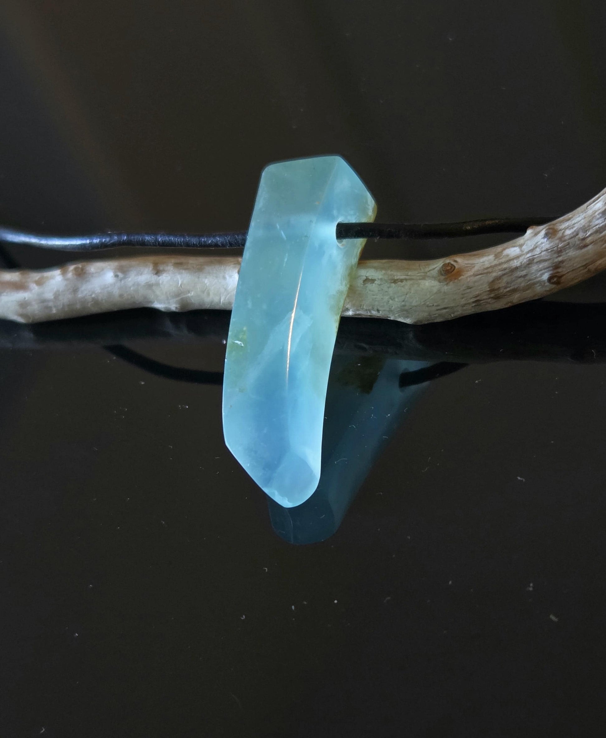 Seltener Andenopal blau Chrysopal hellblau türkis Anhänger, 36 x 10 x 10 mm, gebohrt, an verstellbarem Lederband