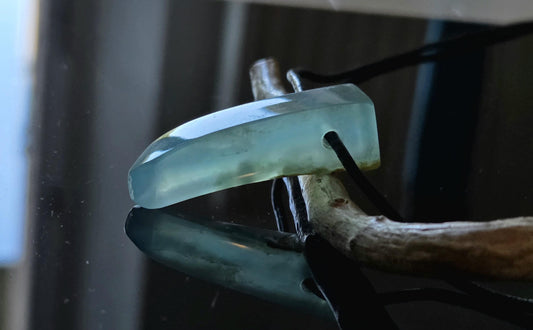 Seltener Andenopal blau Chrysopal hellblau türkis Anhänger, 36 x 10 x 10 mm, gebohrt, an verstellbarem Lederband