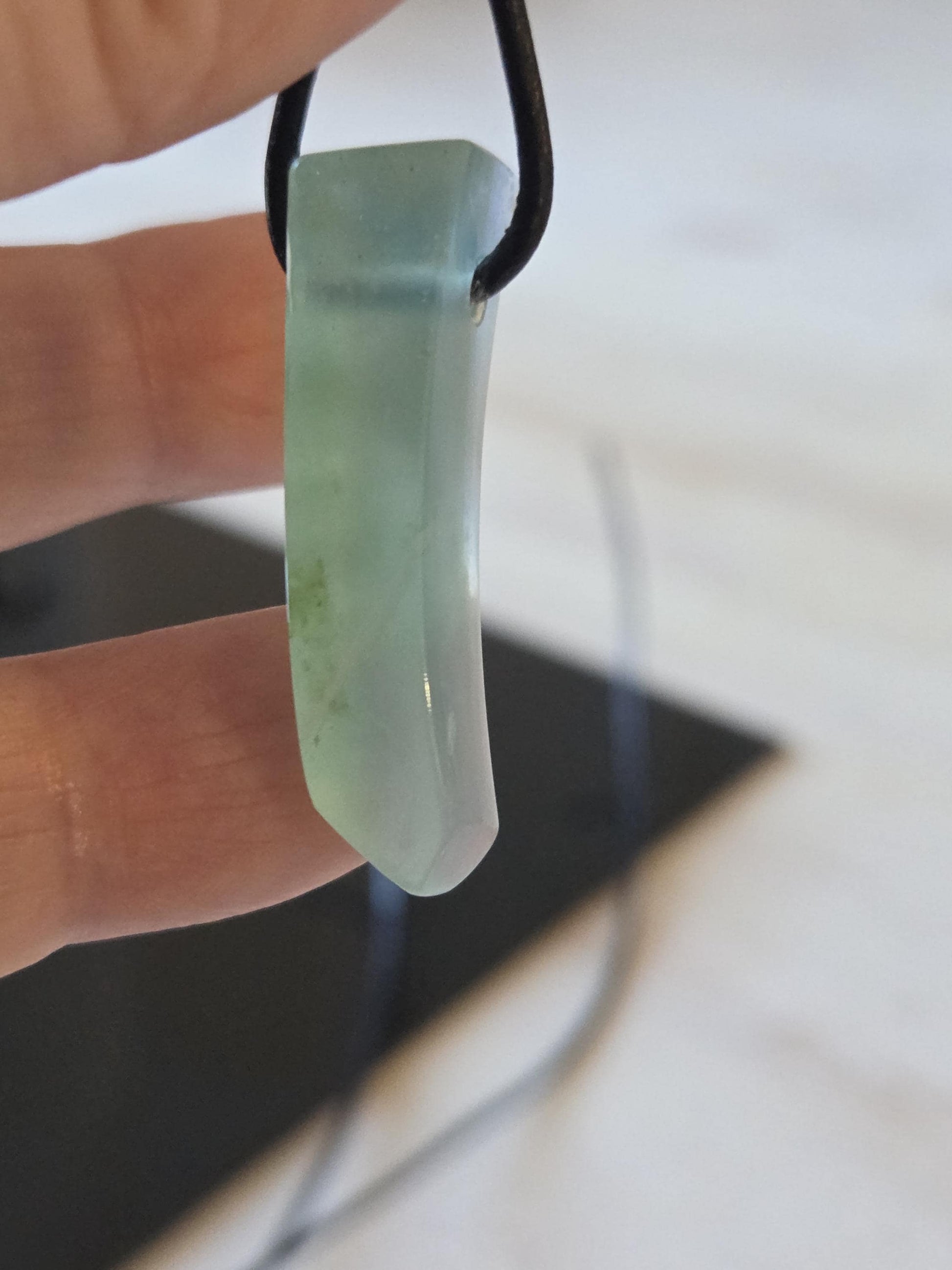 Seltener Andenopal blau Chrysopal hellblau türkis Anhänger, 36 x 10 x 10 mm, gebohrt, an verstellbarem Lederband