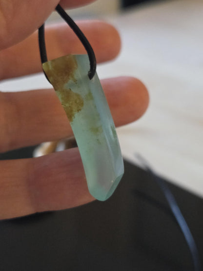 Seltener Andenopal blau Chrysopal hellblau türkis Anhänger, 36 x 10 x 10 mm, gebohrt, an verstellbarem Lederband