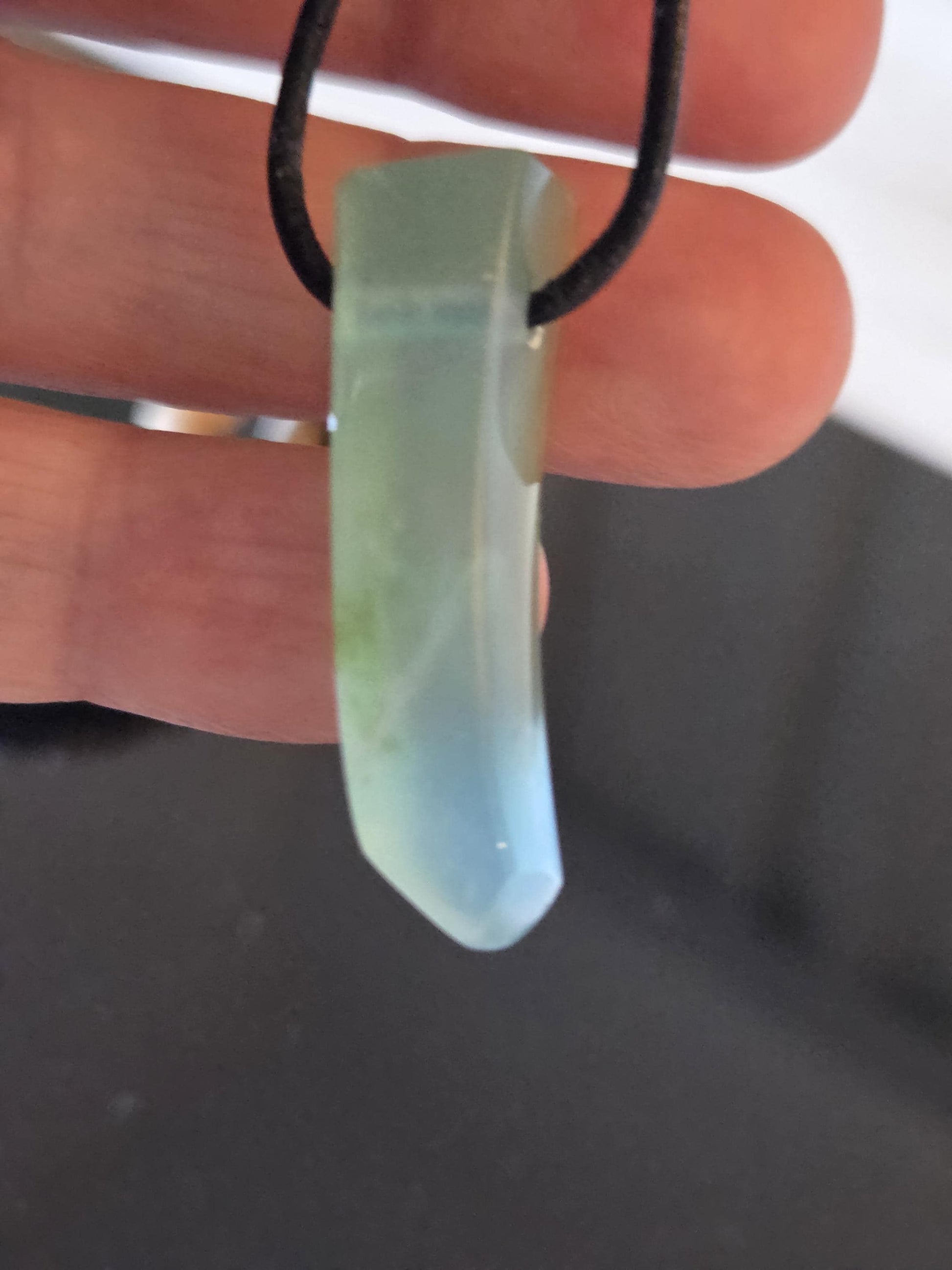 Seltener Andenopal blau Chrysopal hellblau türkis Anhänger, 36 x 10 x 10 mm, gebohrt, an verstellbarem Lederband