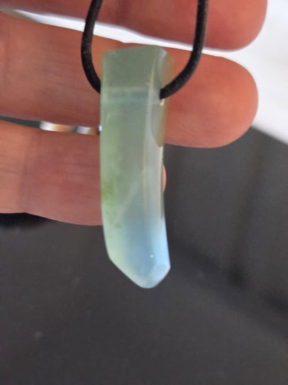 Seltener Andenopal blau Chrysopal hellblau türkis Anhänger, 36 x 10 x 10 mm, gebohrt, an verstellbarem Lederband