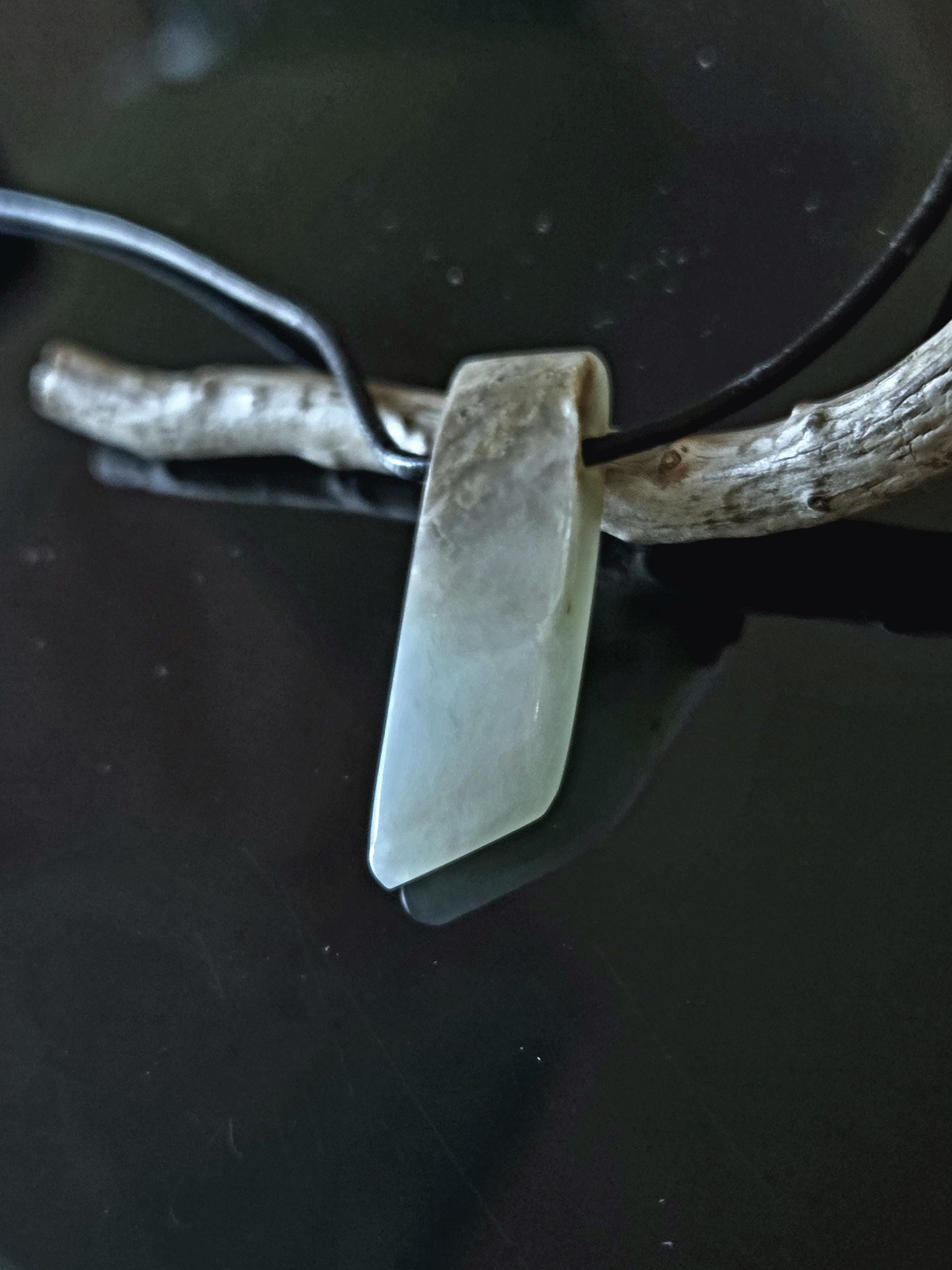 Andenopal weiß mit einem Touch ins hellblau, Pistazien grün, Anhänger 35 x 12 x 6 mm, gebohrt, an verstellbarem Lederband