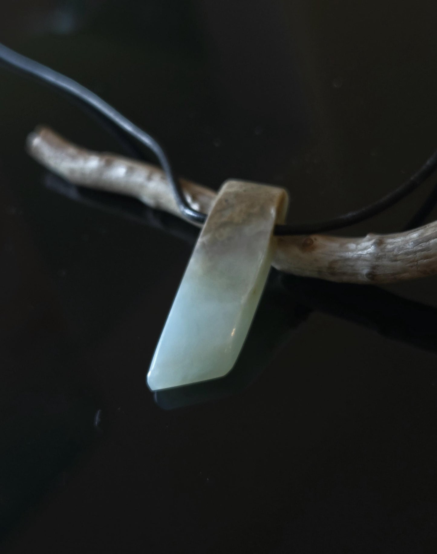 Andenopal weiß mit einem Touch ins hellblau, Anhänger 35 x 12 x 6 mm, gebohrt, an verstellbarem Lederband