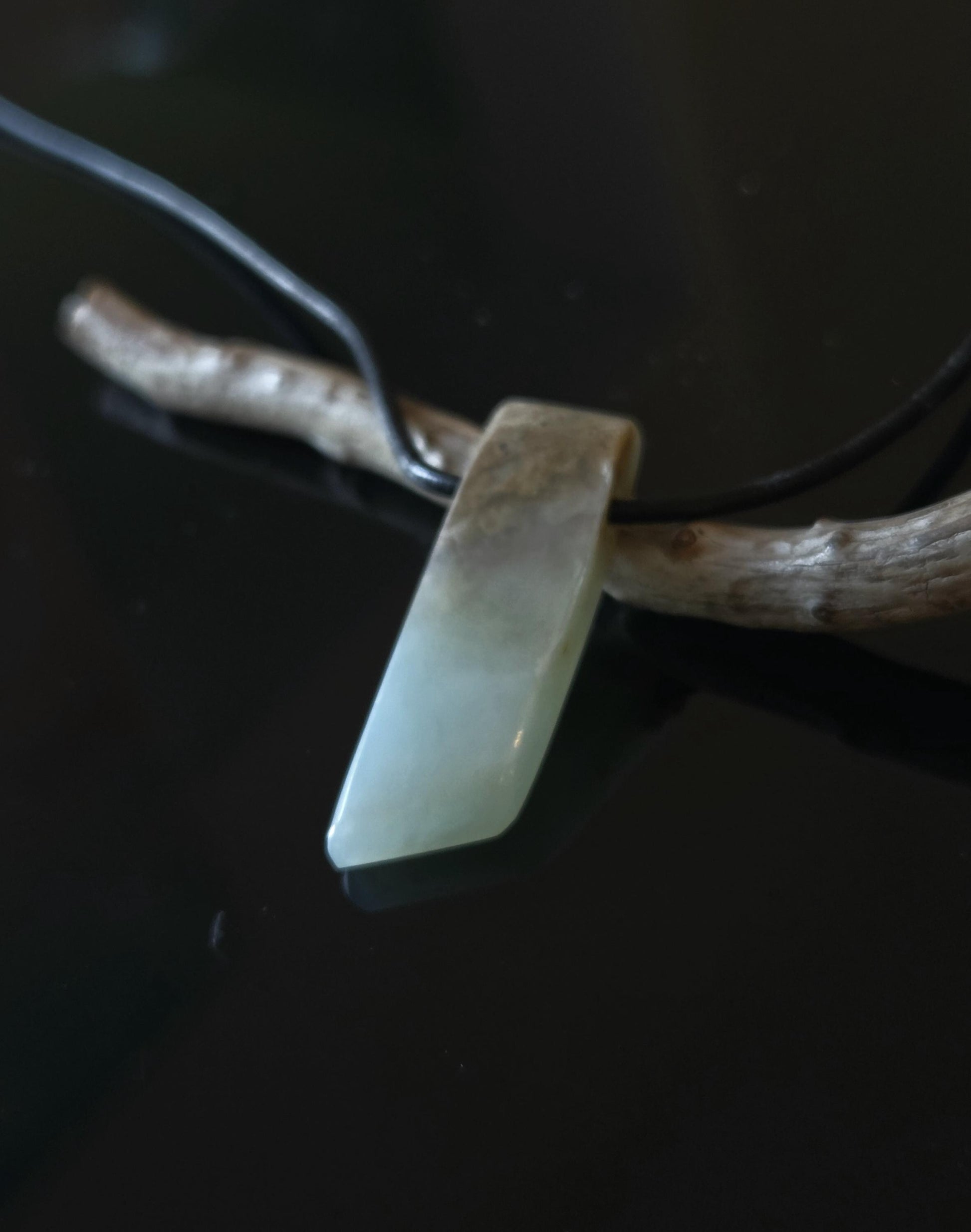 Andenopal weiß mit einem Touch ins hellblau, Anhänger 35 x 12 x 6 mm, gebohrt, an verstellbarem Lederband