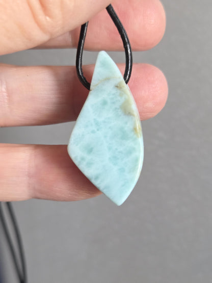 Hübscher Larimar, Stein aus Atlantis, Anhänger, 38 x 18 x 8 mm, gebohrt, Larimar Anhänger, Larimar am Lederband 7,97 g, 39,85 ct.