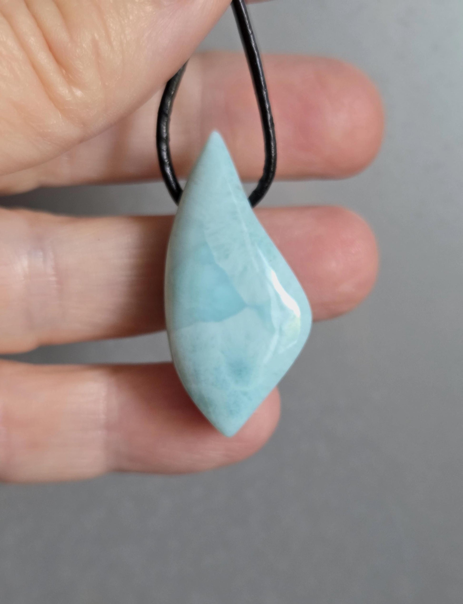 Hübscher Larimar, Stein aus Atlantis, Anhänger, 38 x 18 x 8 mm, gebohrt, Larimar Anhänger, Larimar am Lederband 7,97 g, 39,85 ct.