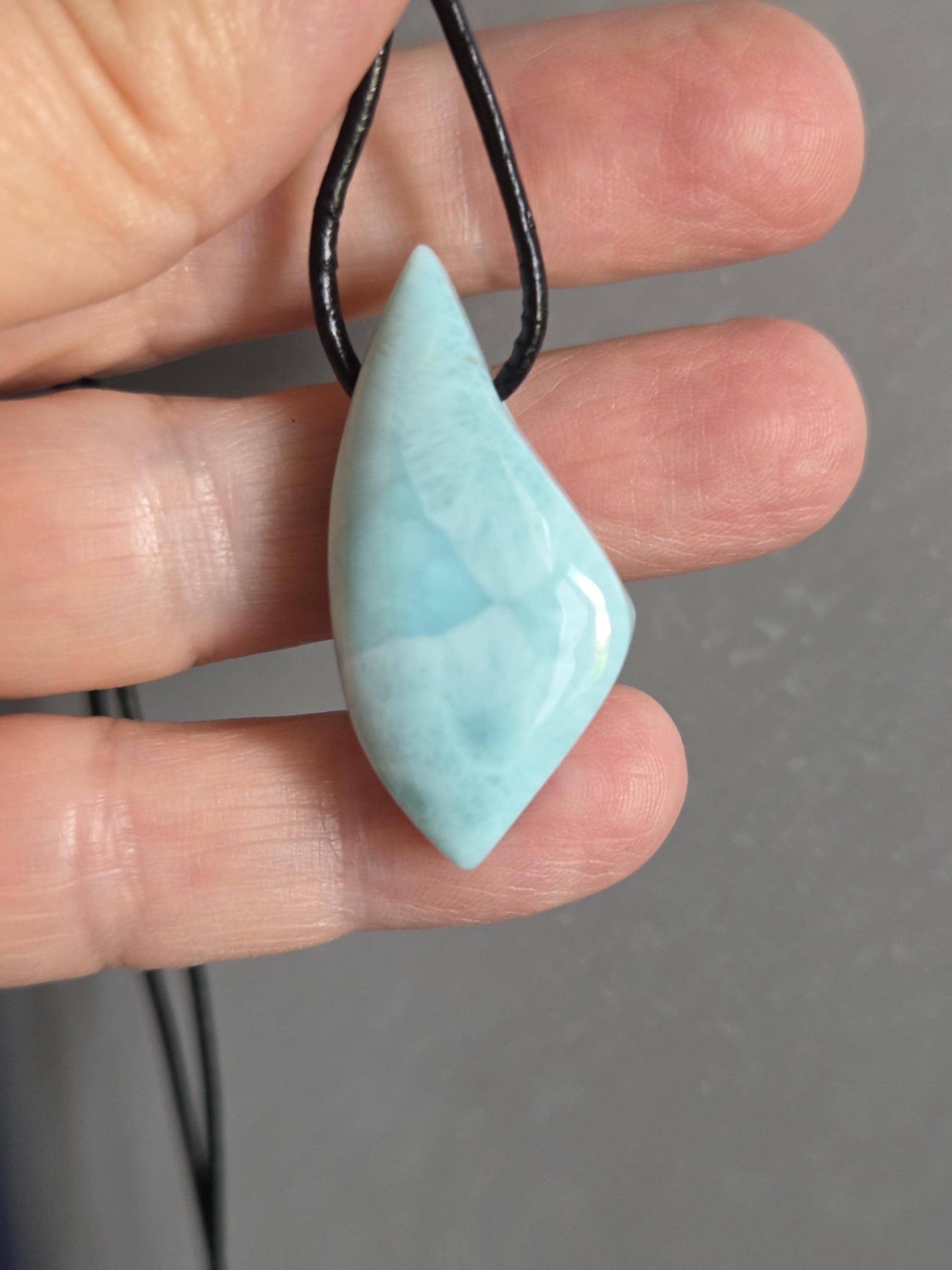 Hübscher Larimar, Stein aus Atlantis, Anhänger, 38 x 18 x 8 mm, gebohrt, Larimar Anhänger, Larimar am Lederband 7,97 g, 39,85 ct.