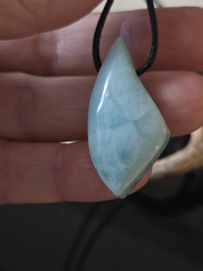 Hübscher Larimar, Stein aus Atlantis, Anhänger, 38 x 18 x 8 mm, gebohrt, Larimar Anhänger, Larimar am Lederband 7,97 g, 39,85 ct.