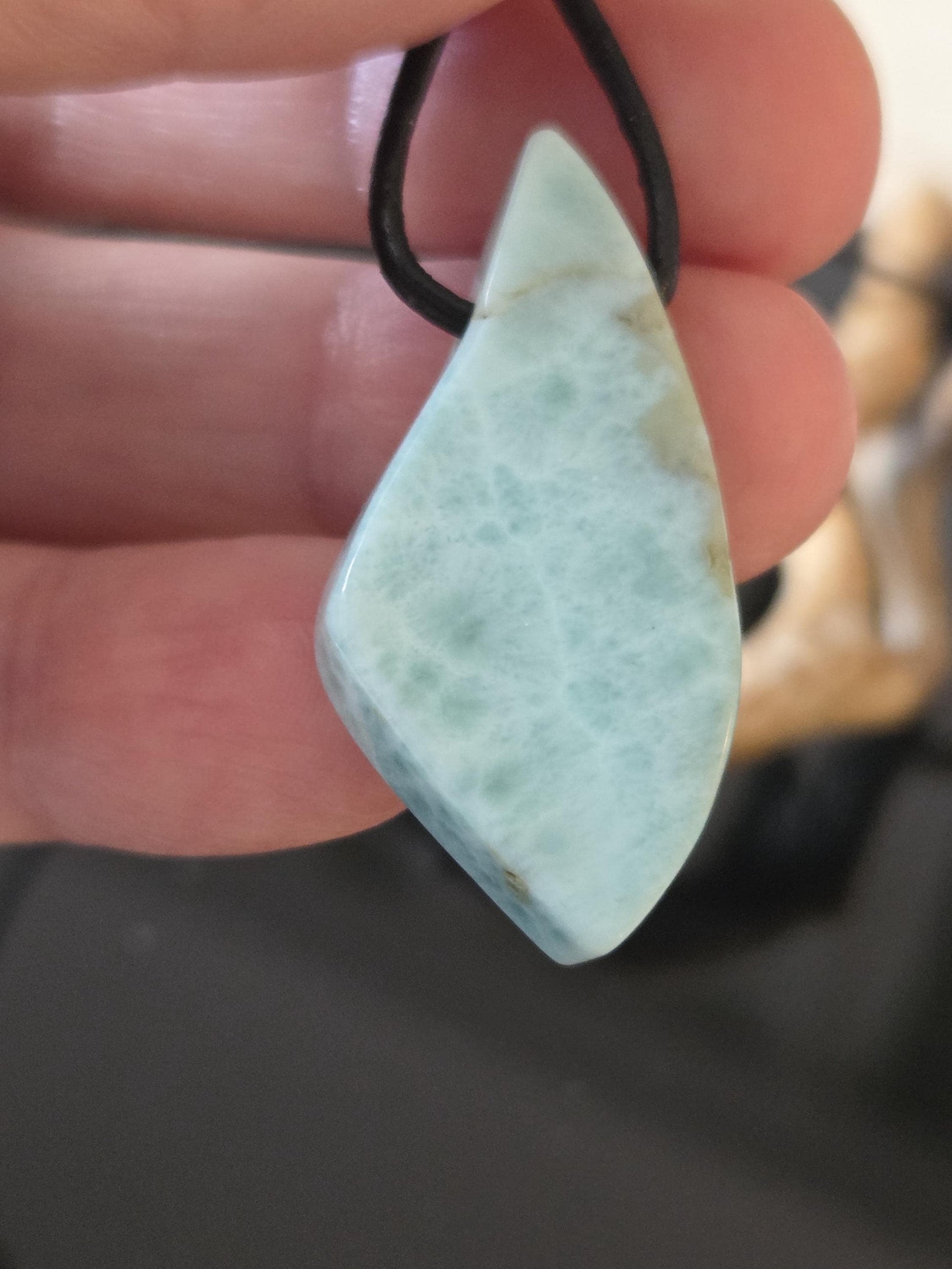Hübscher Larimar, Stein aus Atlantis, Anhänger, 38 x 18 x 8 mm, gebohrt, Larimar Anhänger, Larimar am Lederband 7,97 g, 39,85 ct.