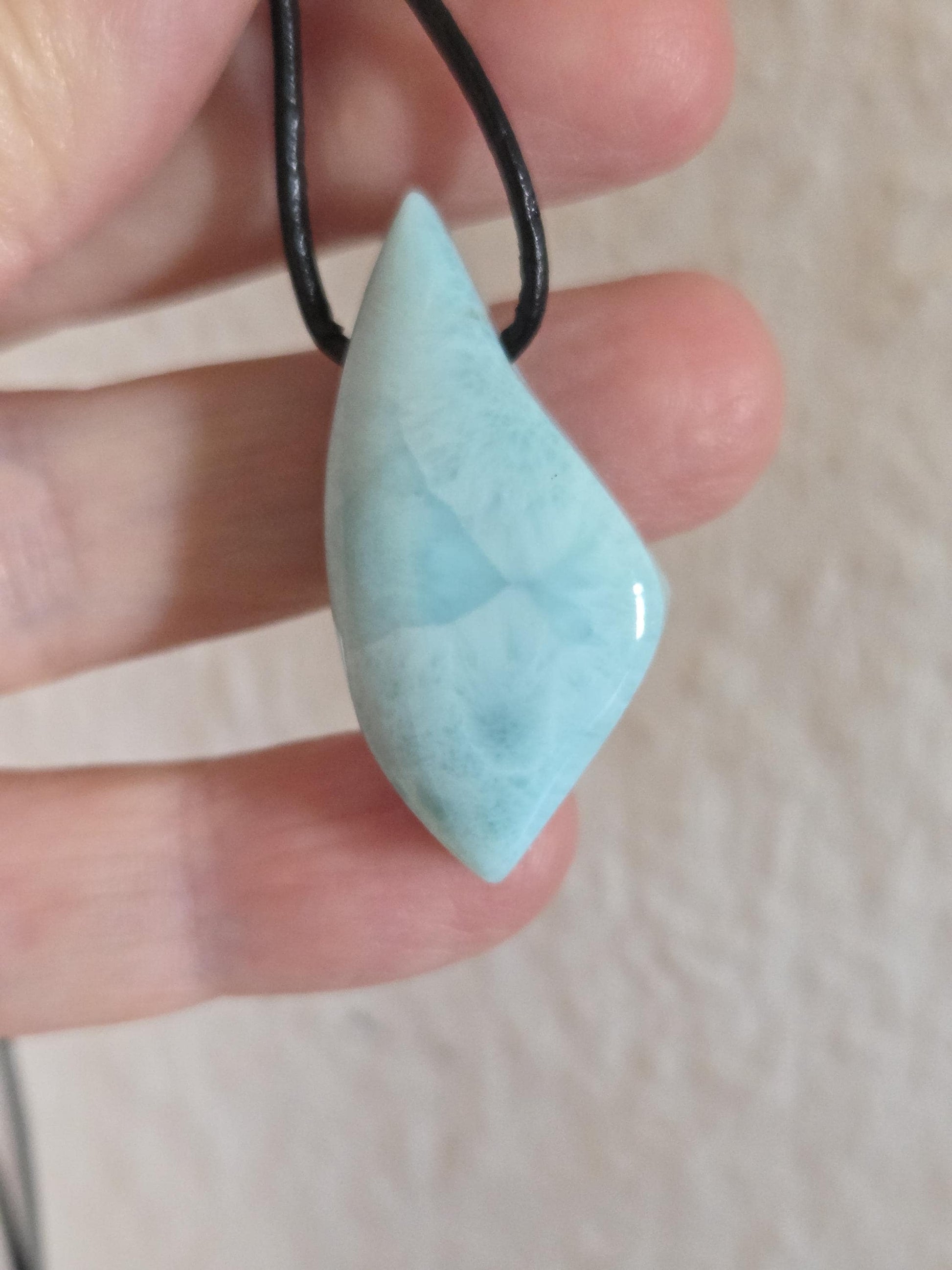 Hübscher Larimar, Stein aus Atlantis, Anhänger, 38 x 18 x 8 mm, gebohrt, Larimar Anhänger, Larimar am Lederband 7,97 g, 39,85 ct.