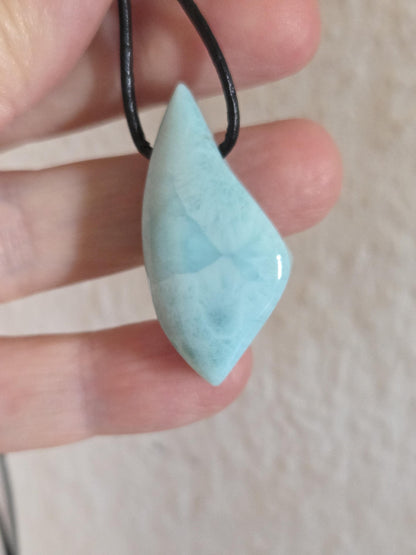 Hübscher Larimar, Stein aus Atlantis, Anhänger, 38 x 18 x 8 mm, gebohrt, Larimar Anhänger, Larimar am Lederband 7,97 g, 39,85 ct.