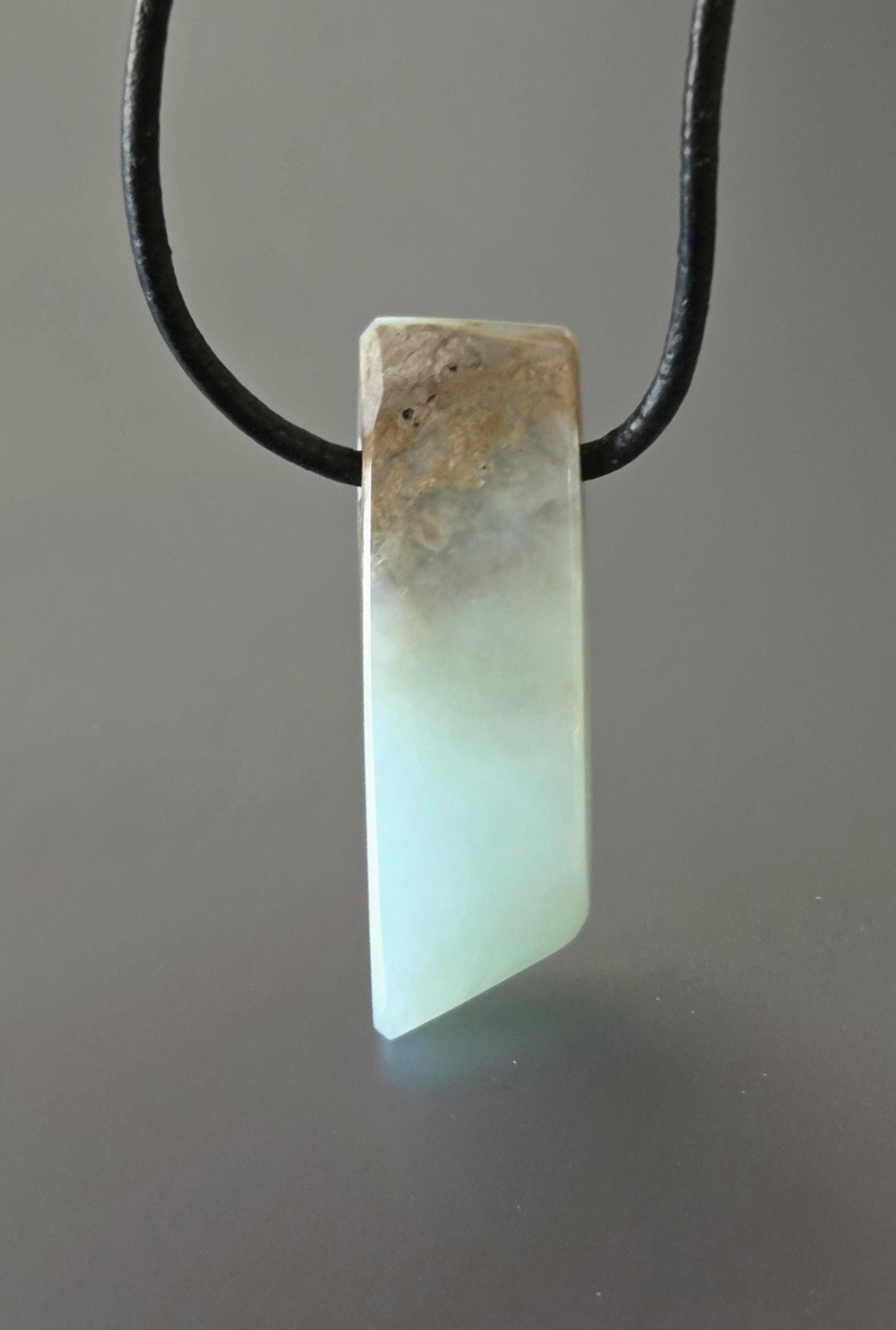 Andenopal weiß mit einem Touch ins hellblau, Pistazien grün, Anhänger 35 x 12 x 6 mm, gebohrt, an verstellbarem Lederband