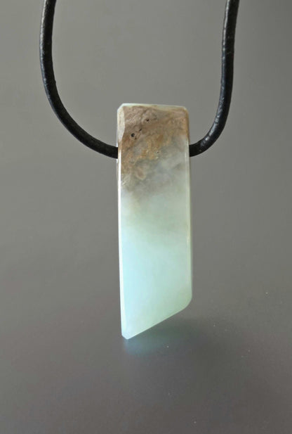 Andenopal weiß mit einem Touch ins hellblau, Pistazien grün, Anhänger 35 x 12 x 6 mm, gebohrt, an verstellbarem Lederband