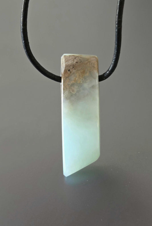 Andenopal weiß mit einem Touch ins hellblau, Pistazien grün, Anhänger 35 x 12 x 6 mm, gebohrt, an verstellbarem Lederband