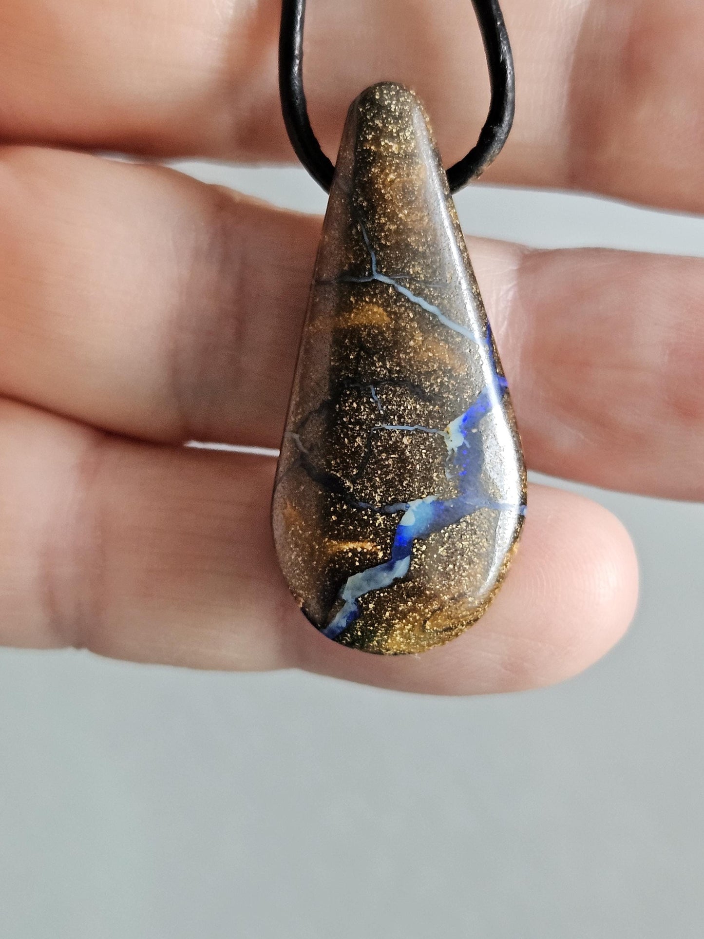 Boulder Opal Boulderopal Anhänger "Fluss des Lebens", 35 x 18 x 8 mm, gebohrt, an verstellbarem Lederband