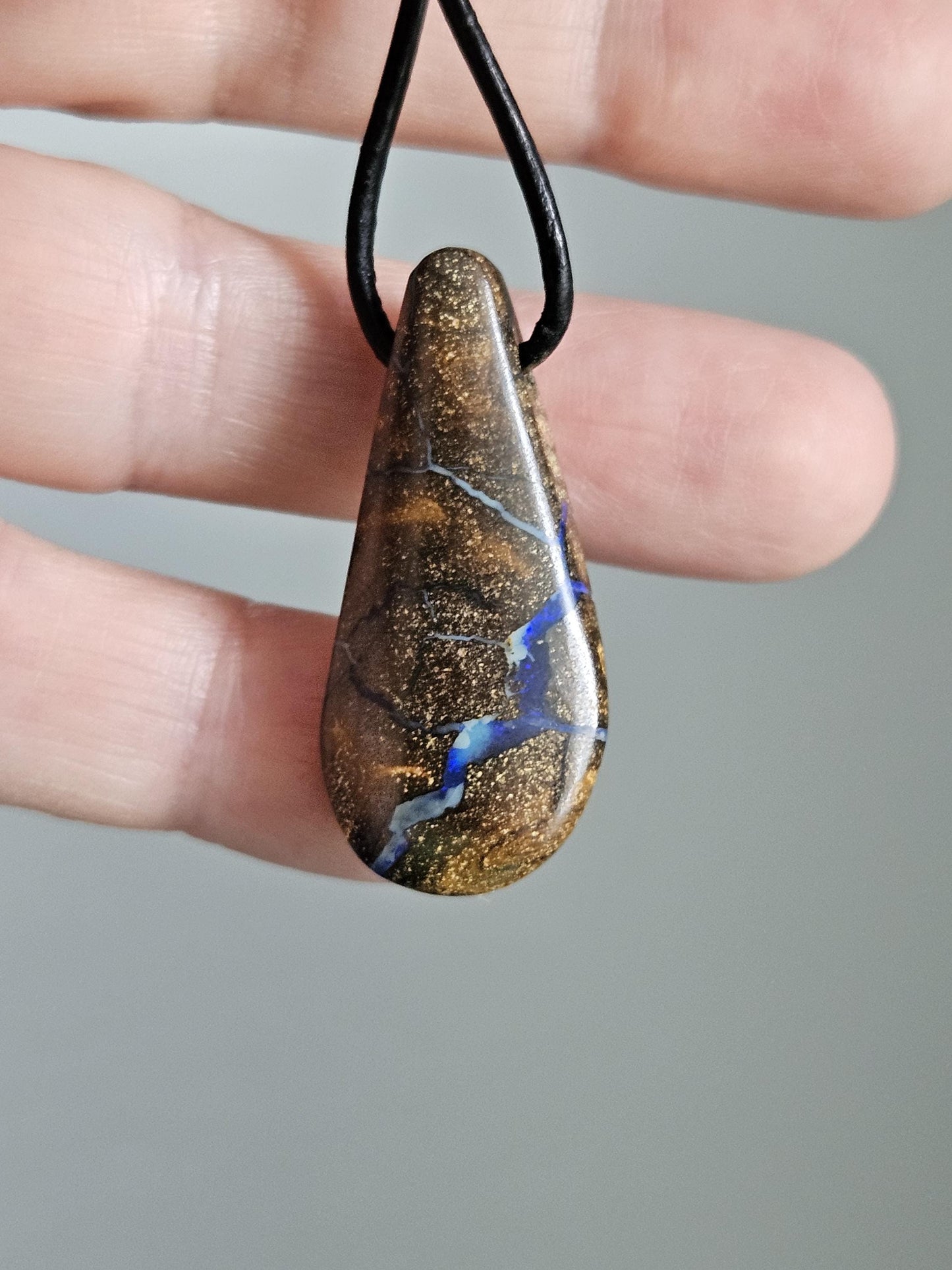 Boulder Opal Boulderopal Anhänger "Fluss des Lebens", 35 x 18 x 8 mm, gebohrt, an verstellbarem Lederband