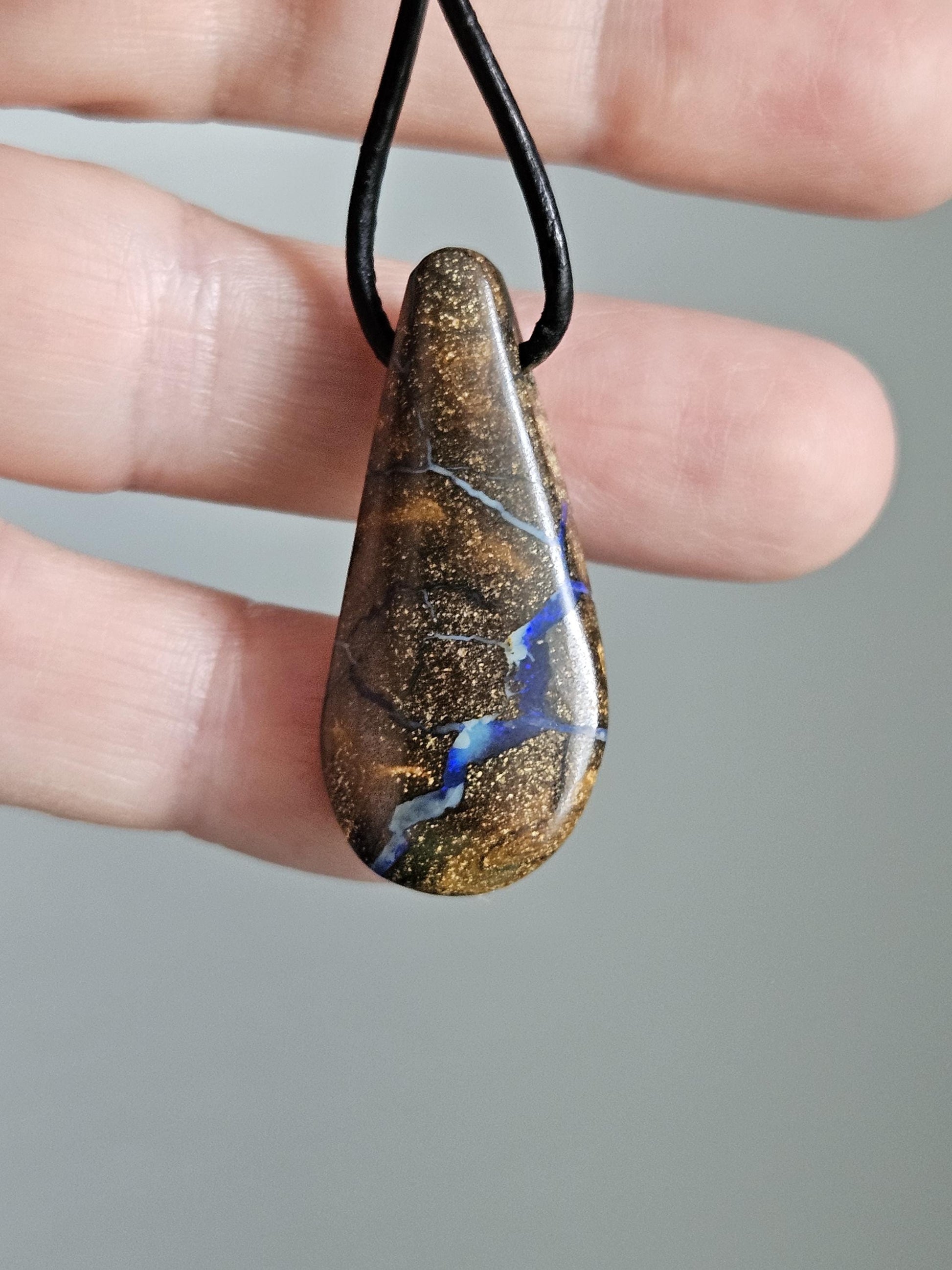 Boulder Opal Boulderopal Anhänger "Fluss des Lebens", 35 x 18 x 8 mm, gebohrt, an verstellbarem Lederband
