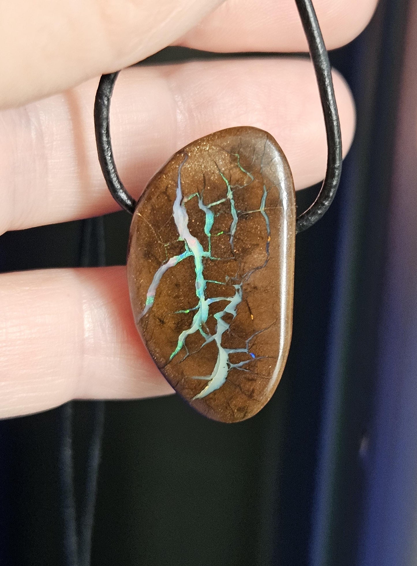 Schön gezeichneter Boulder Opal Boulderopal Anhänger, "Midori", 31 x 18 x 8 mm, gebohrt, an verstellbarem Lederband