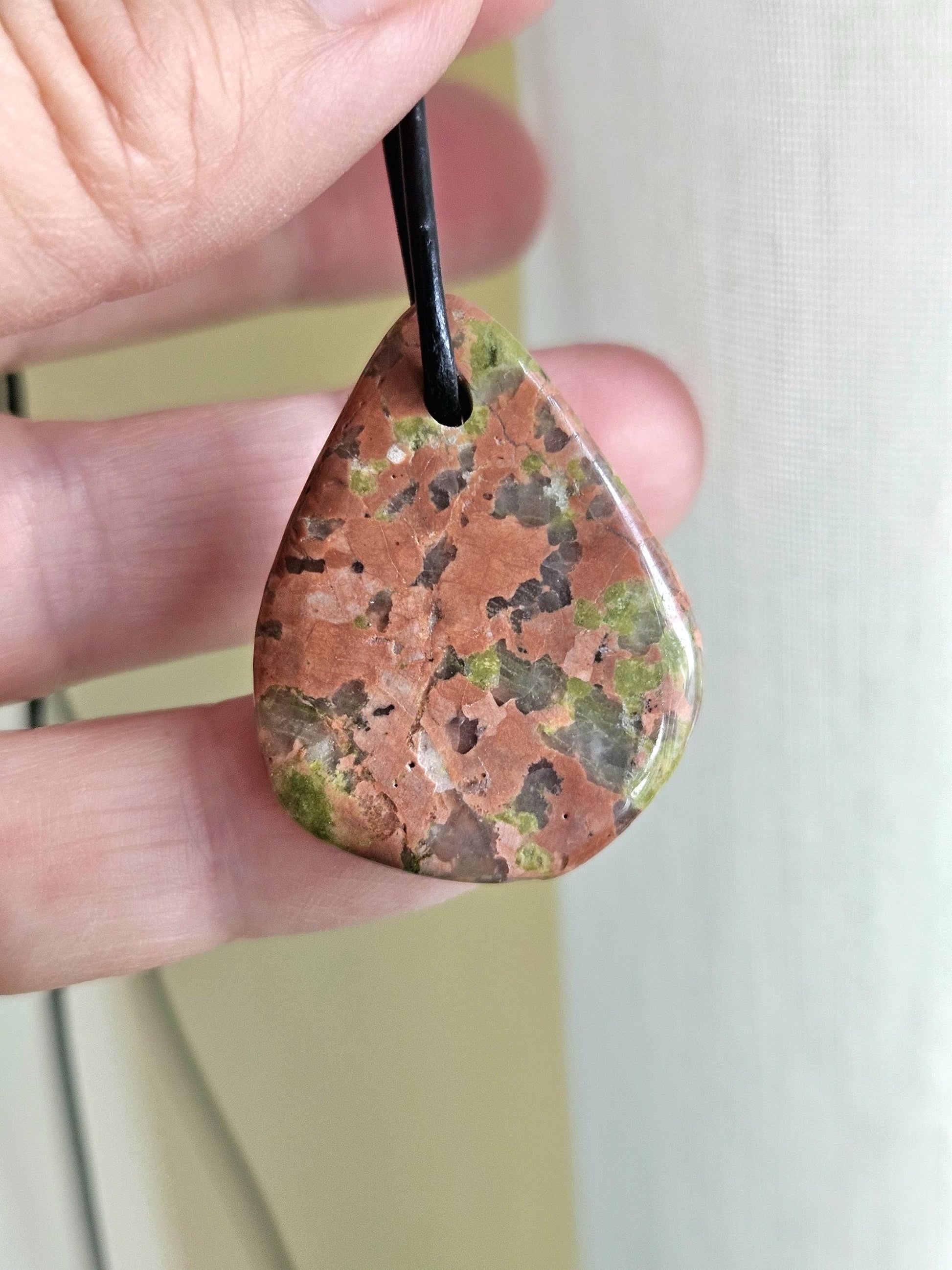 Unakit Epidot, Anhänger, 33 x 25 x 5 mm, an verstellbarem Lederband