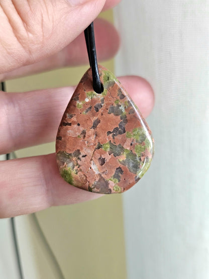 Unakit Epidot, Anhänger, 33 x 25 x 5 mm, an verstellbarem Lederband