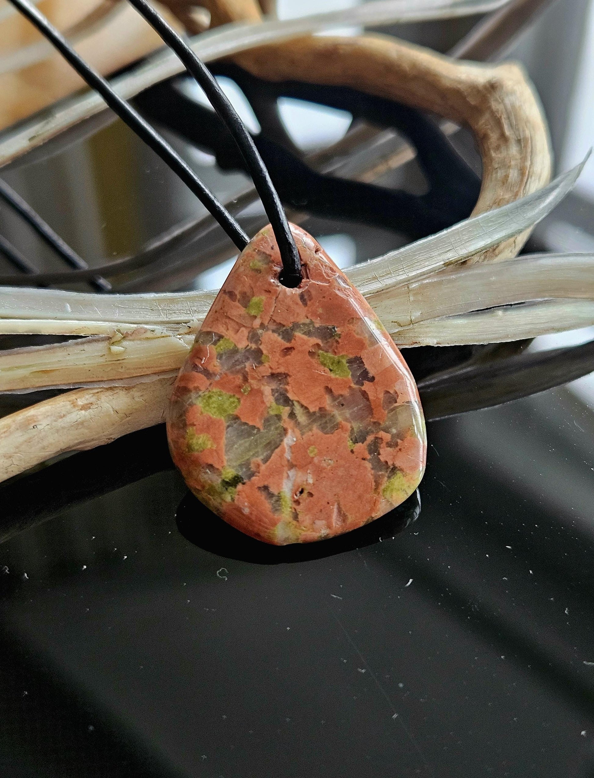 Unakit Epidot, Anhänger, 33 x 25 x 5 mm, an verstellbarem Lederband