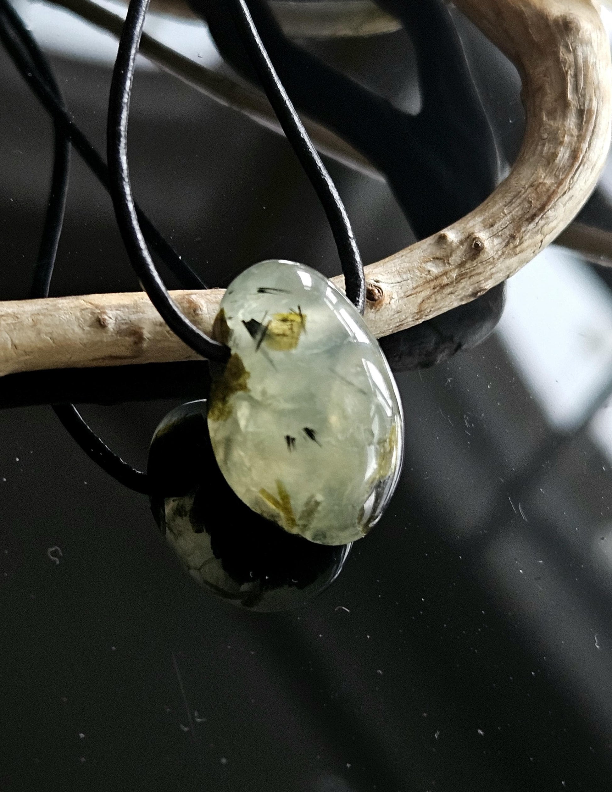 Zauberhafter kleiner Phrenit Kap-Smaragd Anhänger, 24 x 16 x 16 mm, an verstellbarem Lederband, phrenite