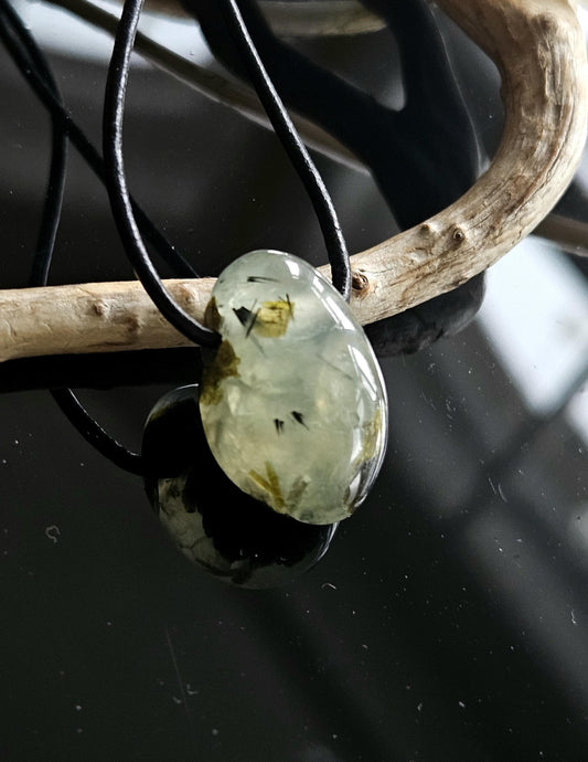 Zauberhafter kleiner Phrenit Kap-Smaragd Anhänger, 24 x 16 x 16 mm, an verstellbarem Lederband, phrenite