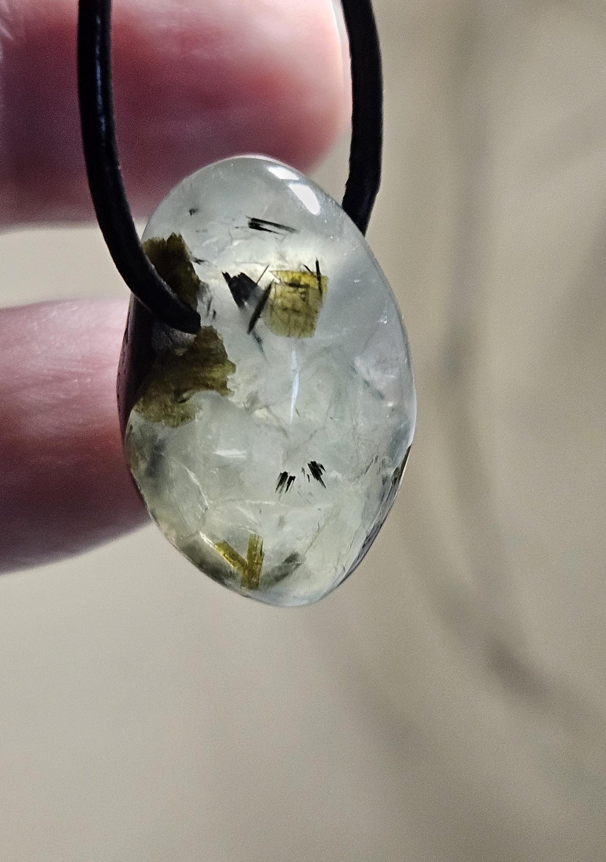 Zauberhafter kleiner Phrenit Kap-Smaragd Anhänger, 24 x 16 x 16 mm, an verstellbarem Lederband, phrenite