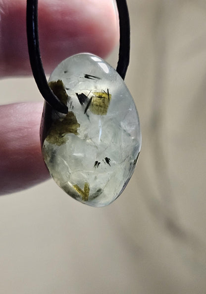 Zauberhafter kleiner Phrenit Kap-Smaragd Anhänger, 24 x 16 x 16 mm, an verstellbarem Lederband, phrenite