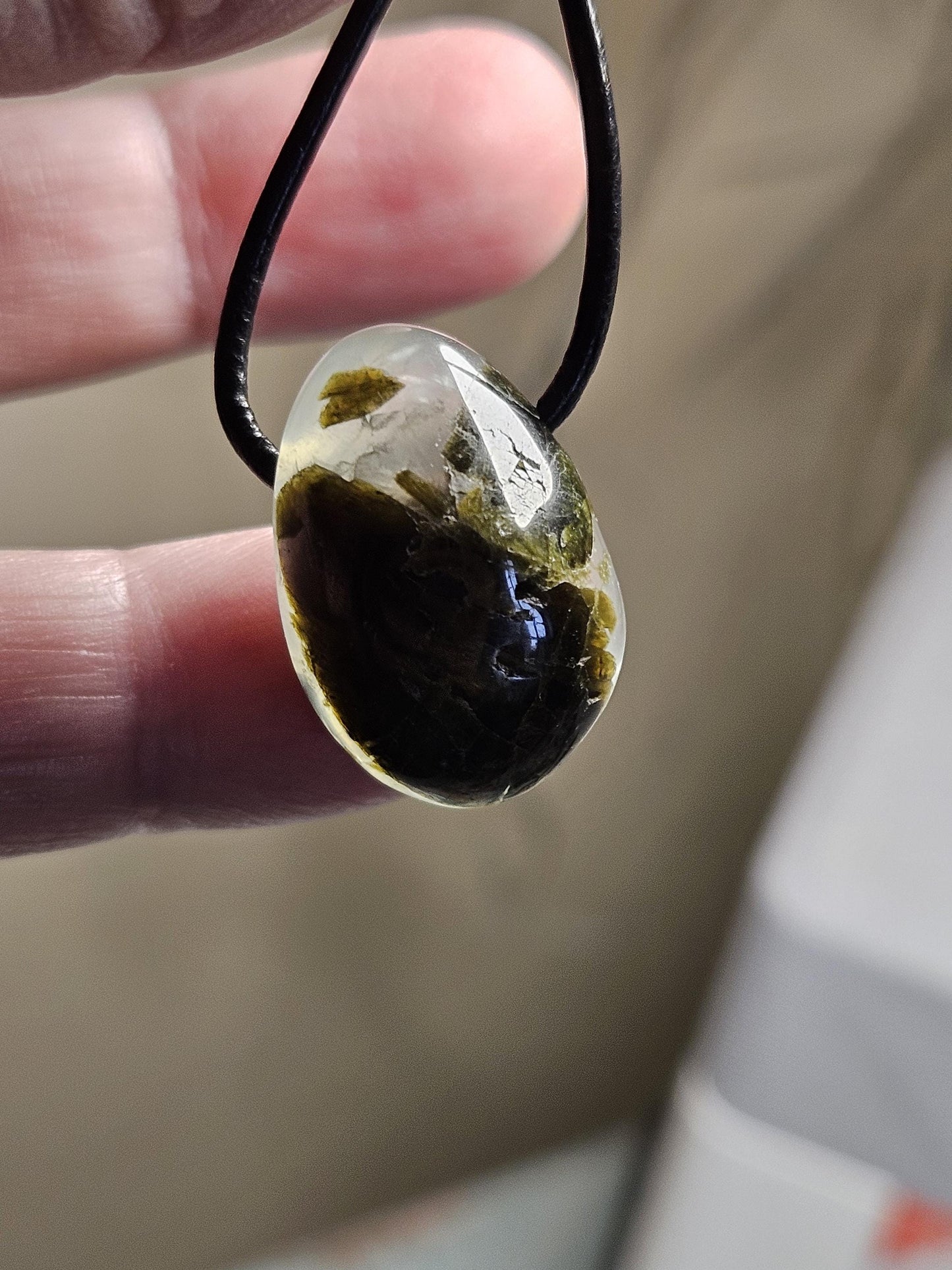 Zauberhafter kleiner Phrenit Kap-Smaragd Anhänger, 24 x 16 x 16 mm, an verstellbarem Lederband, phrenite