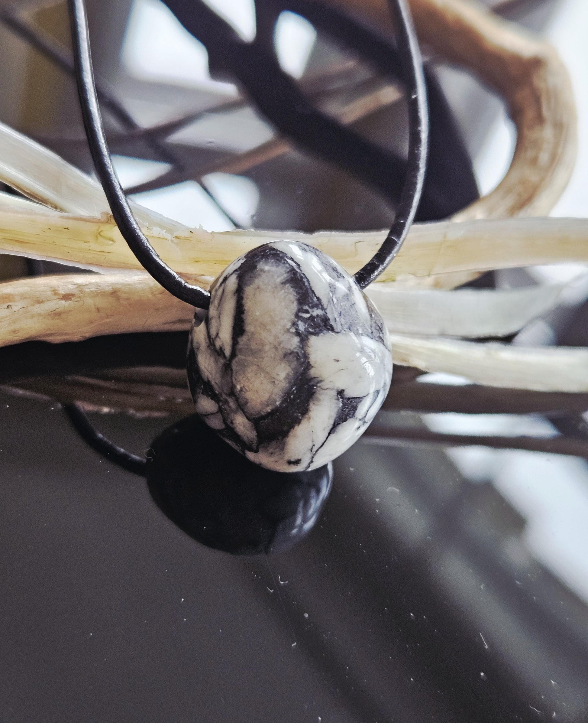 Pinolith Eisblumenmagnesit Chrysanthemenstein kleiner Anhänger, 20 x 18 x 16 mm, gebohrt, an verstellbarem Lederband
