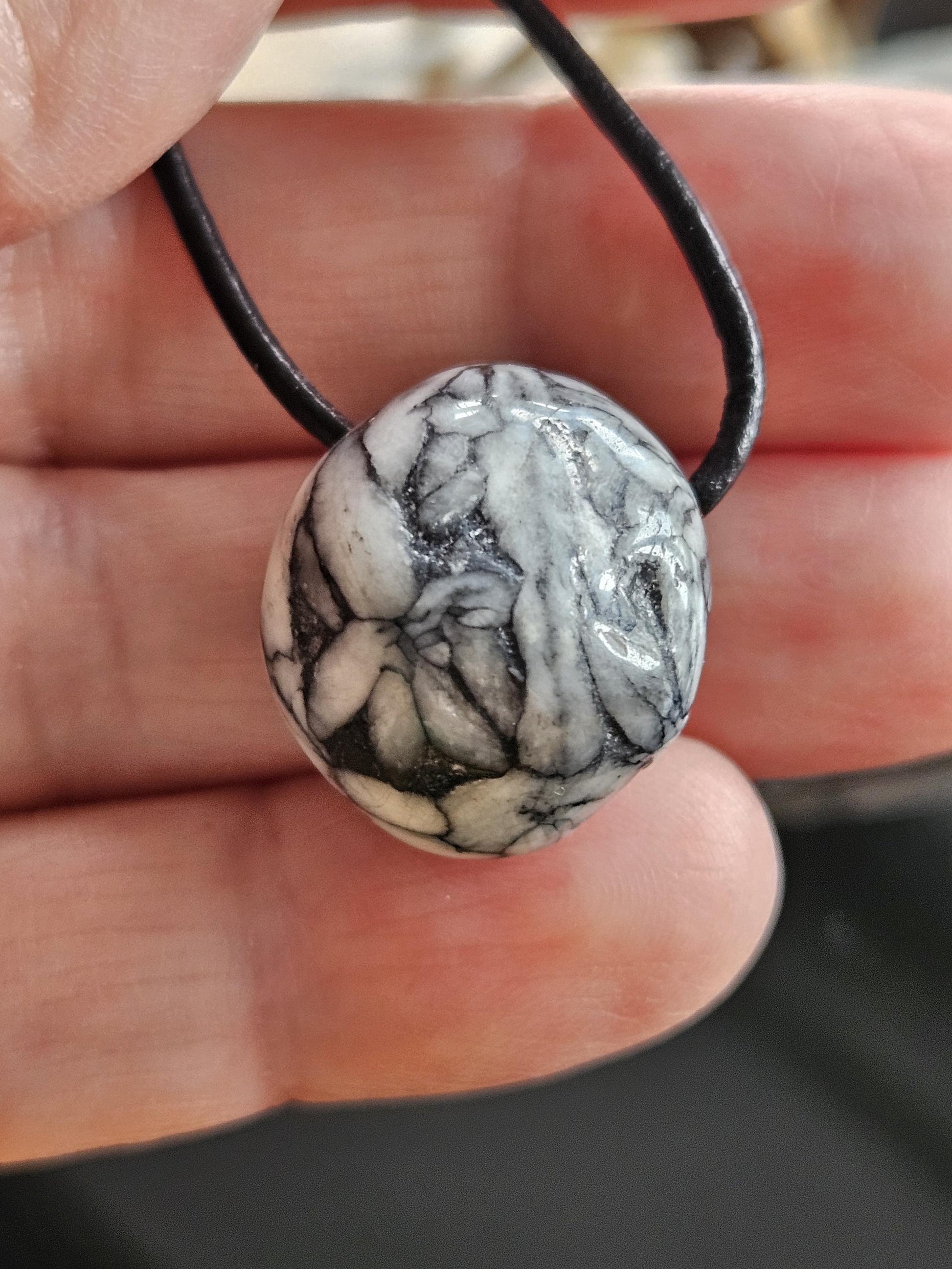 Pinolith Eisblumenmagnesit Chrysanthemenstein kleiner Anhänger, 20 x 18 x 16 mm, gebohrt, an verstellbarem Lederband