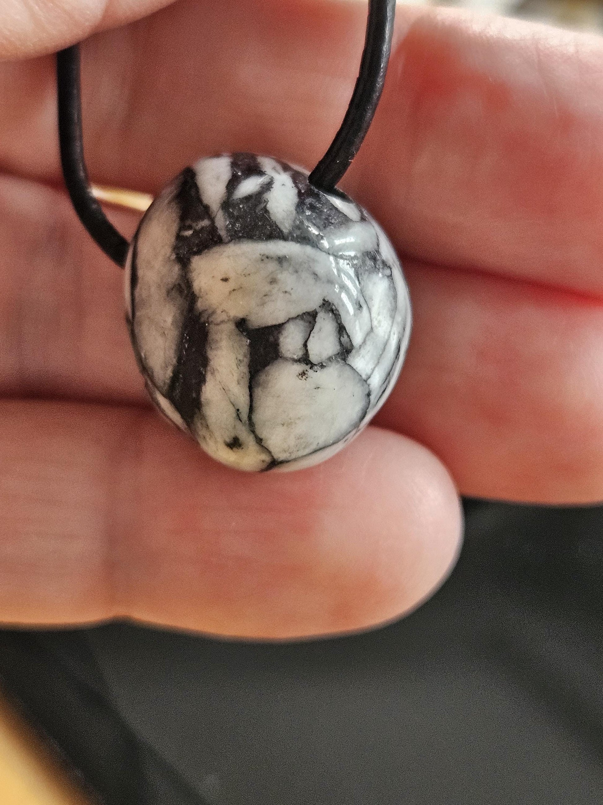 Pinolith Eisblumenmagnesit Chrysanthemenstein kleiner Anhänger, 20 x 18 x 16 mm, gebohrt, an verstellbarem Lederband
