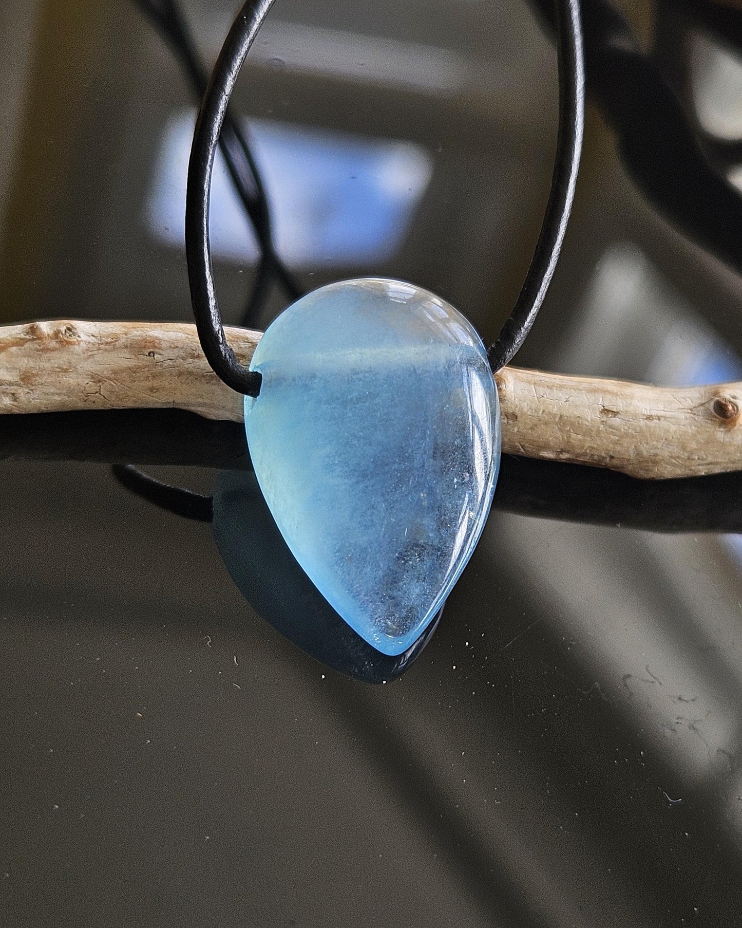 Kleiner feiner Aquamarin Anhänger tropfenförmig, 25 x 17 x 8 mm, gebohrt, an verstellbarem Lederband