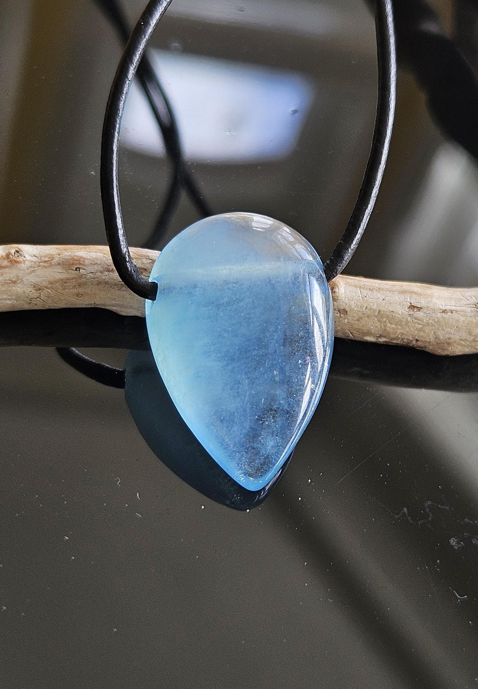 Kleiner feiner Aquamarin Anhänger tropfenförmig, 25 x 17 x 8 mm, gebohrt, an verstellbarem Lederband