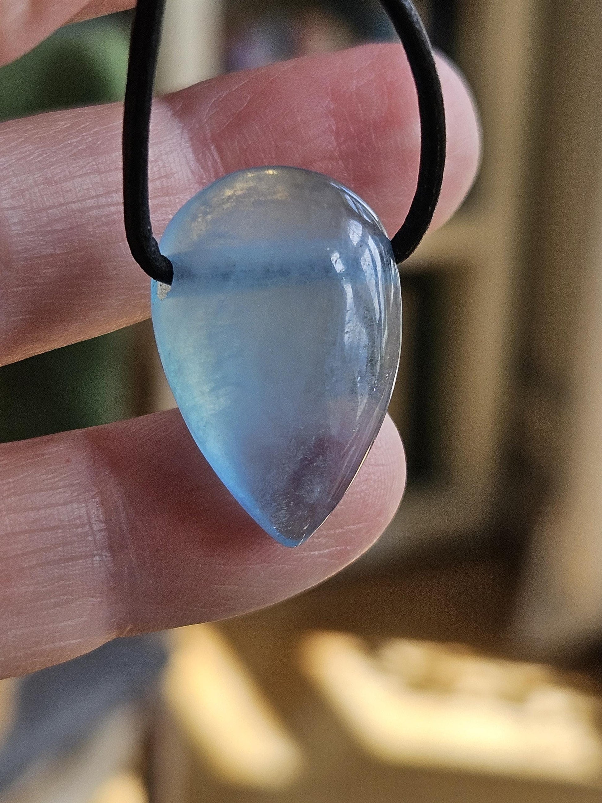 Kleiner feiner Aquamarin Anhänger tropfenförmig, 25 x 17 x 8 mm, gebohrt, an verstellbarem Lederband