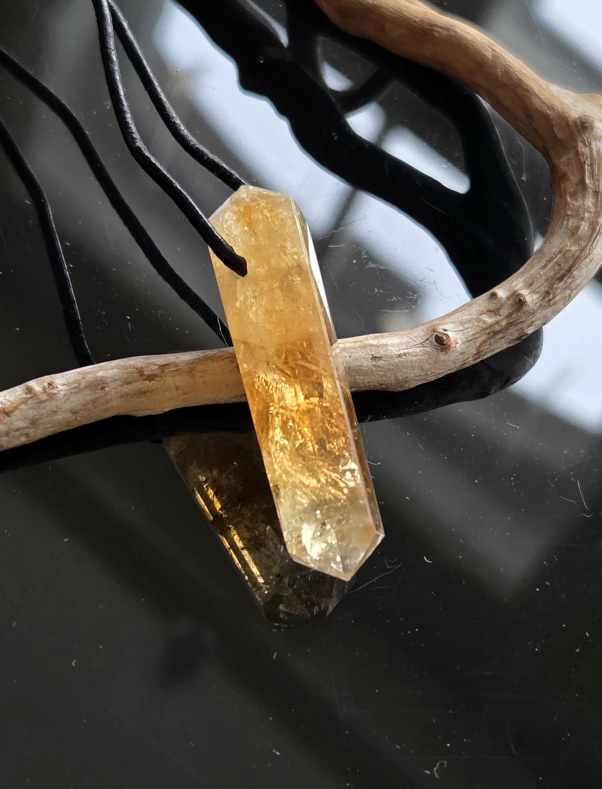 Citrin Kristall Spitze, Doppelender, golden healer, Anhänger, 43 x 12 x 12 mm, gebohrt, an verstellbarem Lederband