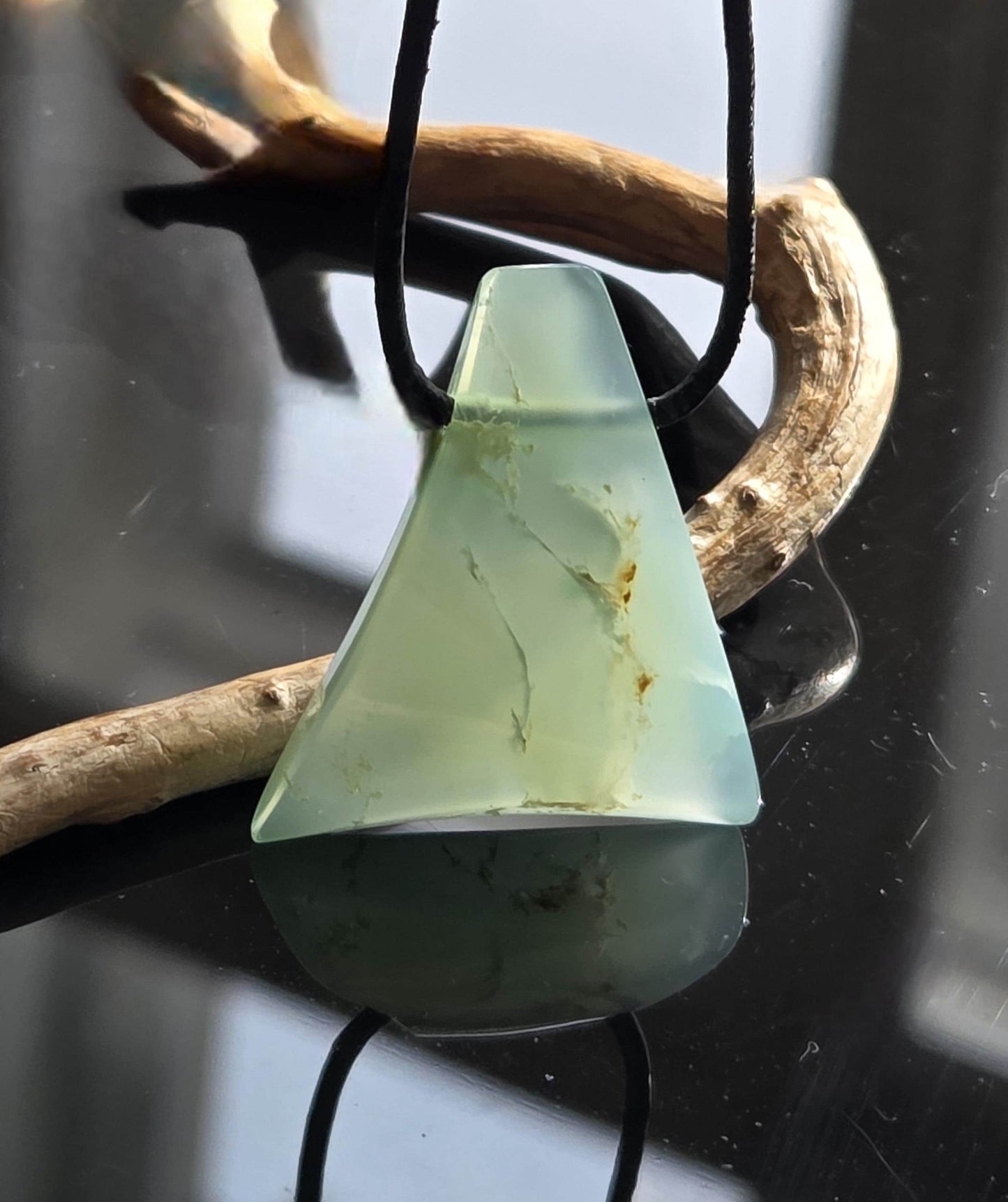 Extravaganter Chrysopras Anhänger, 33 x 27 x 9 mm, gebohrt, an verstellbarem Lederband, von uns fein mit Liebe geschliffen.