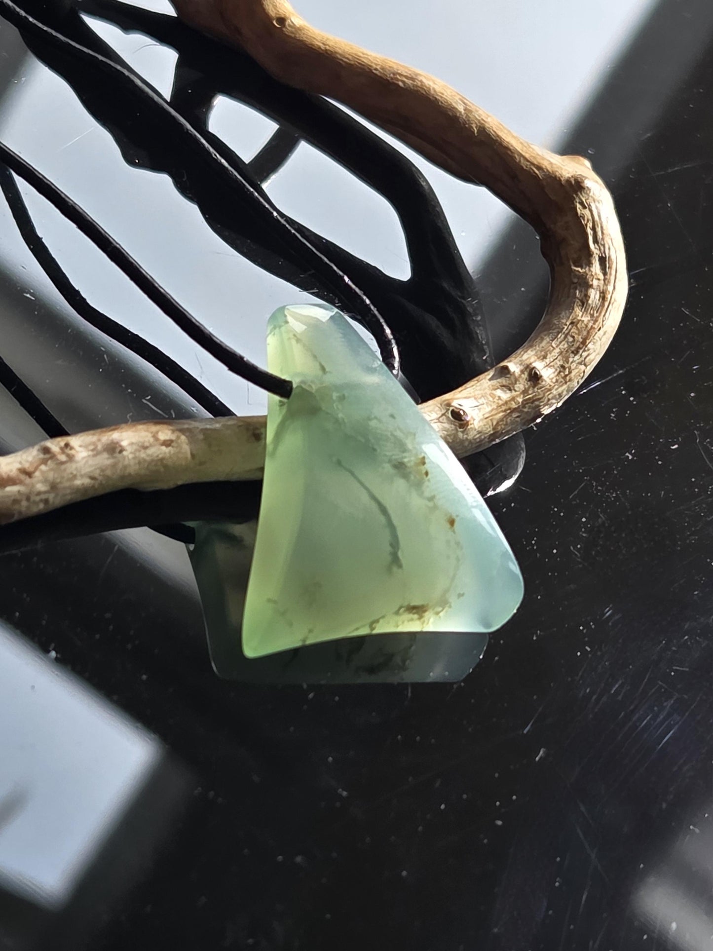 Extravaganter Chrysopras Anhänger, 33 x 27 x 9 mm, gebohrt, an verstellbarem Lederband, von uns fein mit Liebe geschliffen.
