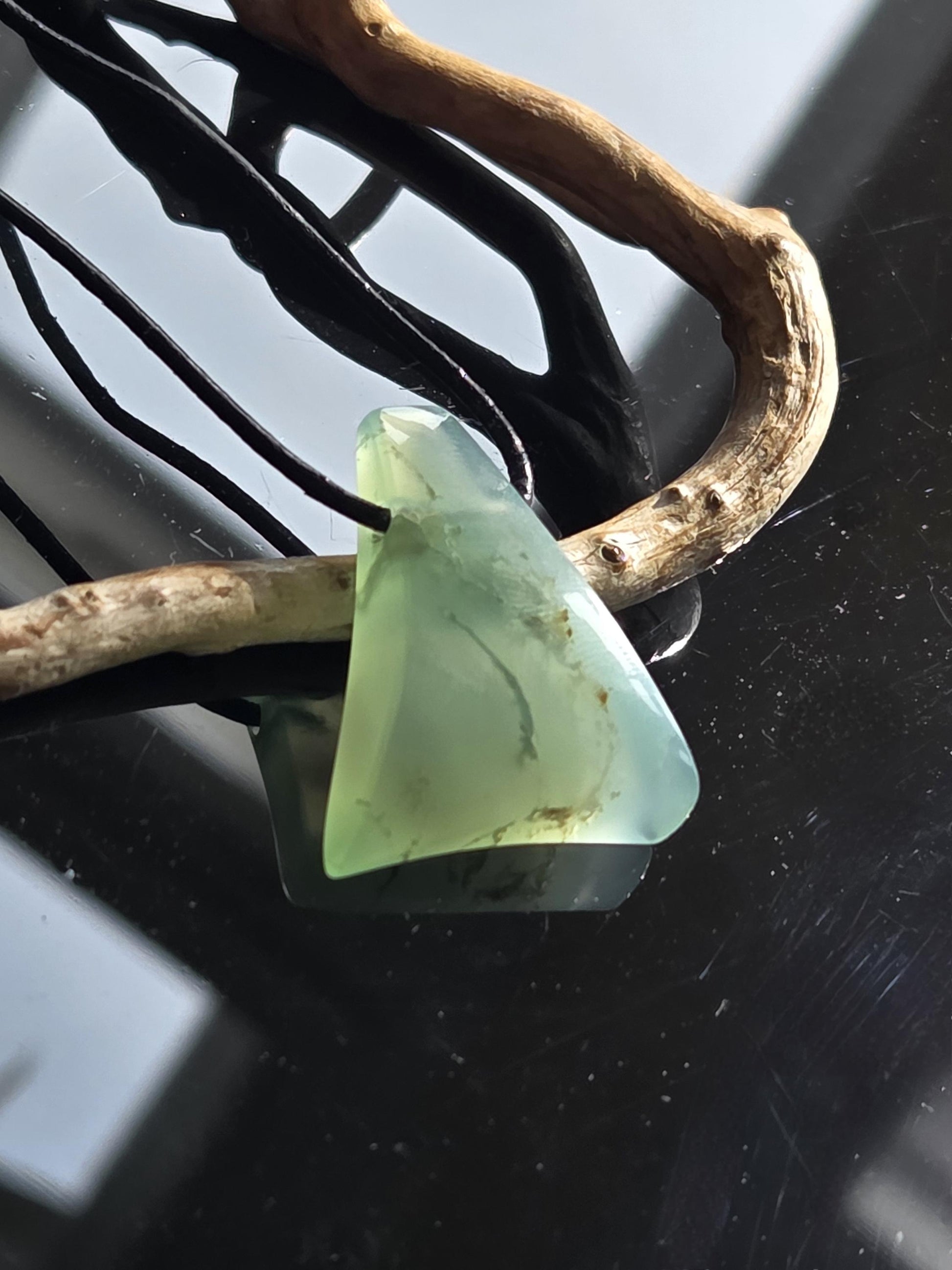 Extravaganter Chrysopras Anhänger, 33 x 27 x 9 mm, gebohrt, an verstellbarem Lederband, von uns fein mit Liebe geschliffen.