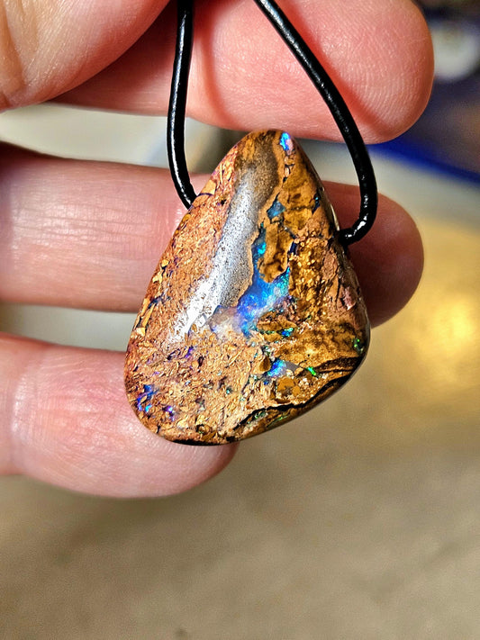 Magischer Boulder Opal Anhänger,"Atlantis Love", 32 x 23 x 9 mm, gebohrt, an verstellbarem Lederband, beidseitig tragbar