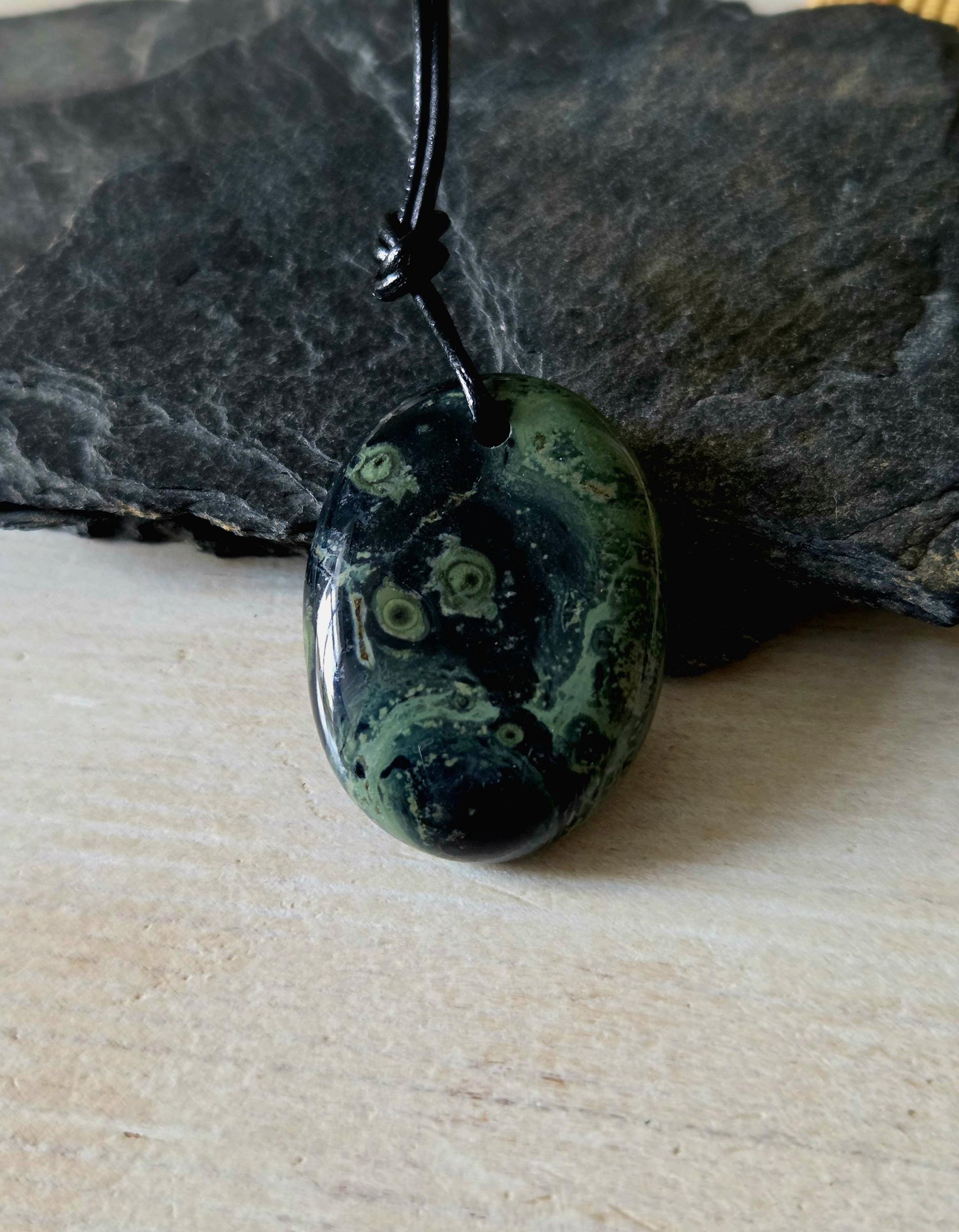 Großer Eldarit Andromedanebel Stein Anhänger, 37 x 23 x 10 mm, gebohrt, an verstellbarem Lederband